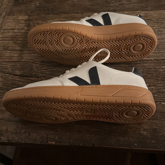 VEJA V-12 Shoes Leather Low Top Sneakers - Picture 6 of 7